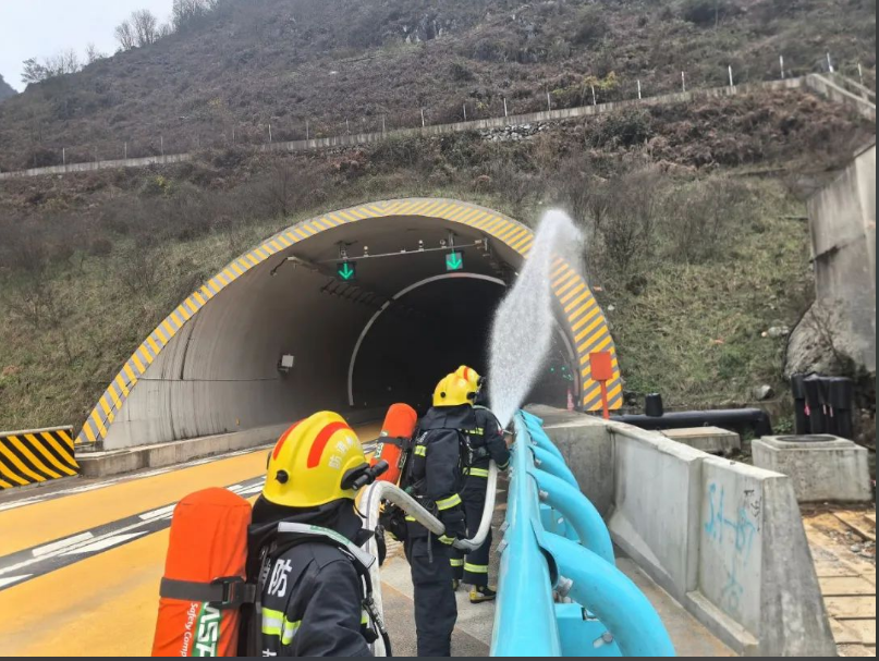 云南省文山州开展高速隧道应急救援演练