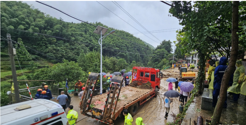 记者直击湖南衡阳南岳区山体滑坡救援现场